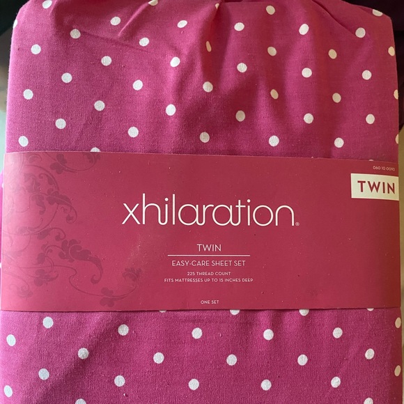 Twin size pink polka dot sheet set - Picture 1 of 2